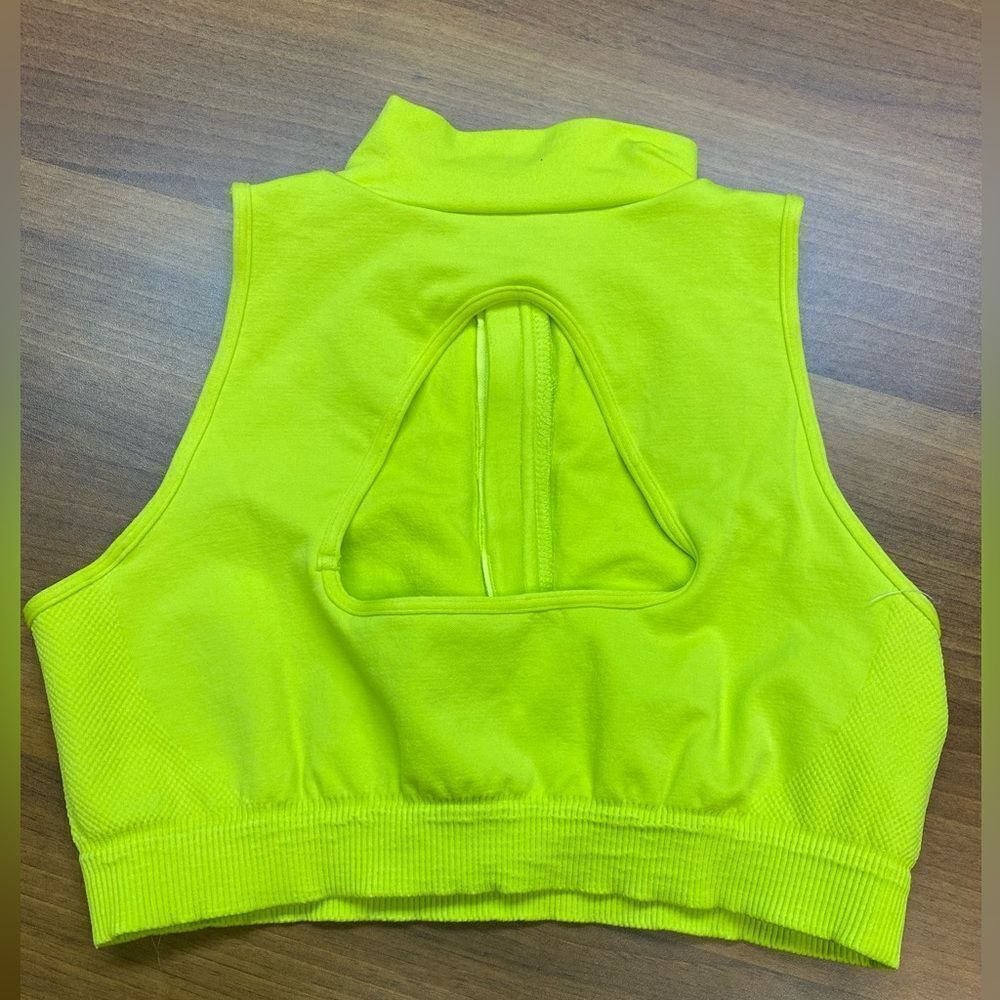 🆕Camila Coelho NWOT Valentina Zip Tank in Chartreuse - Picture 5 of 8